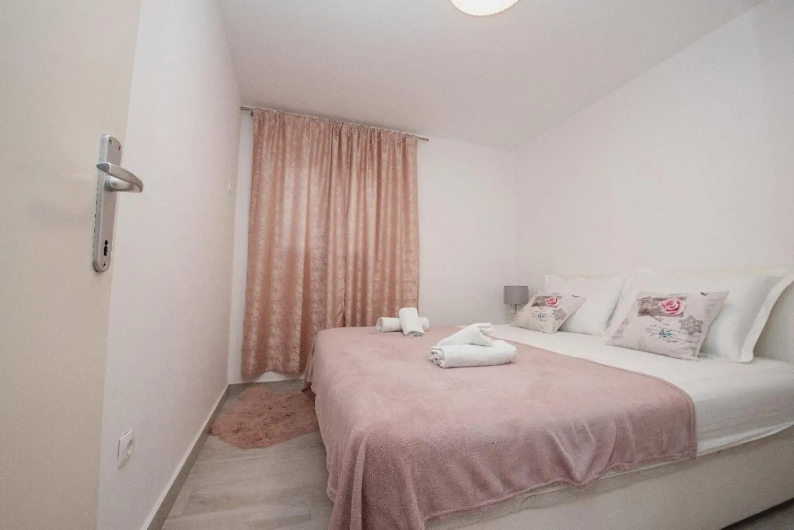 Apartments Mate Split