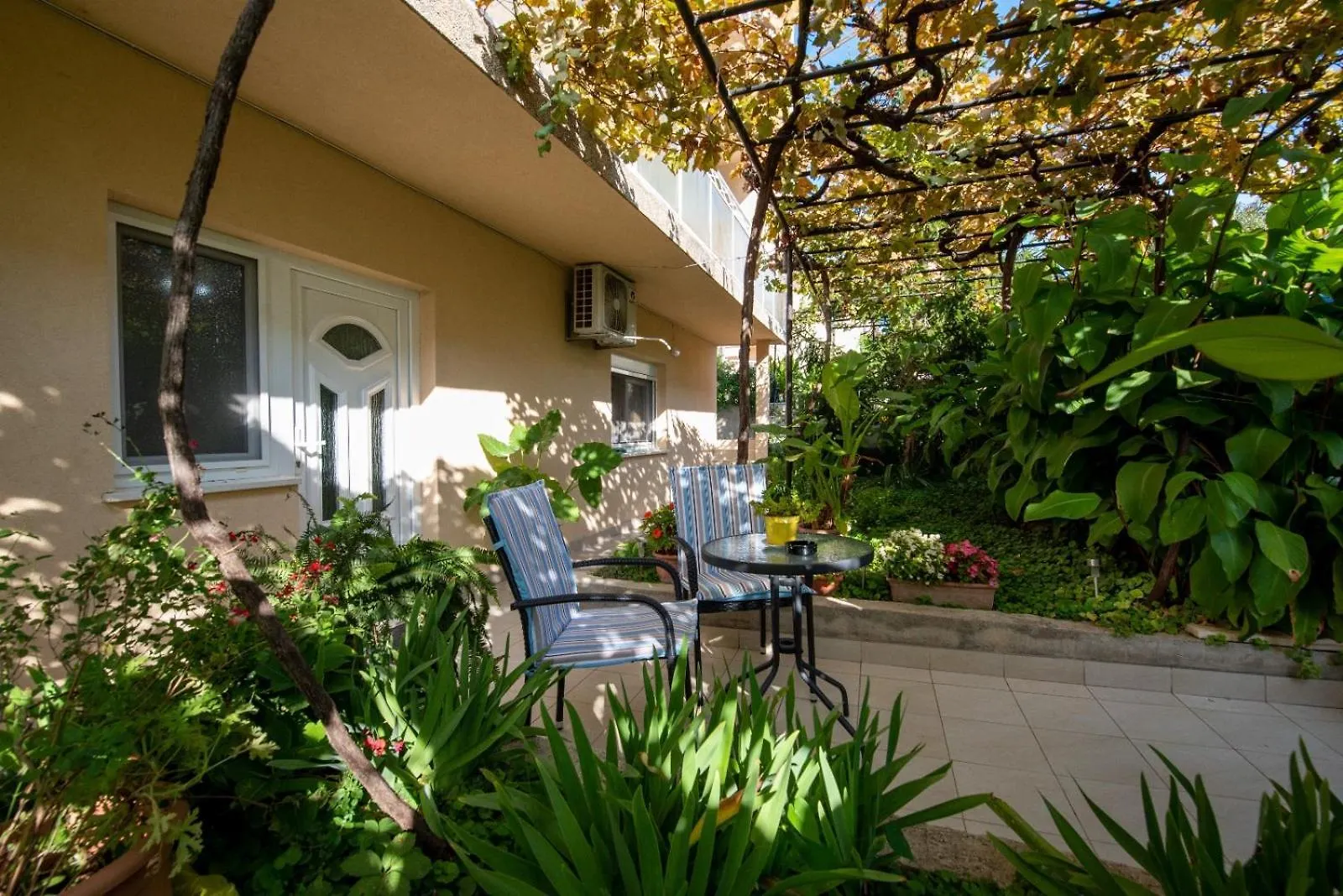 Apartments Mate Split